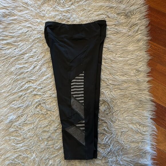 Splendid women’s black and gray stripped cropped polyester stretch leggings - Picture 6 of 6